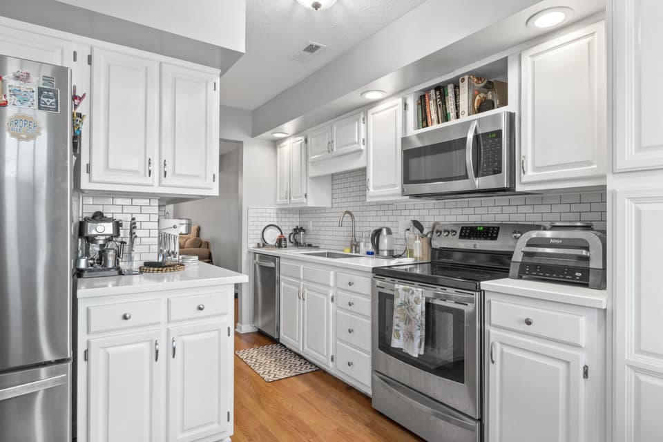 1637 York Drive, photo 8 of 24