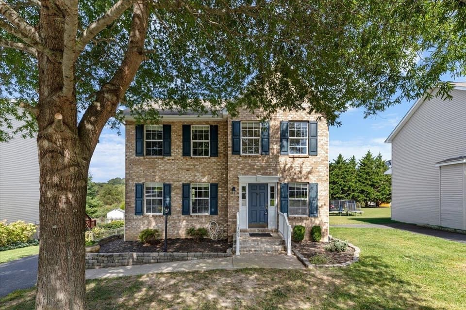 305 Sequoia Circle, photo 4 of 40