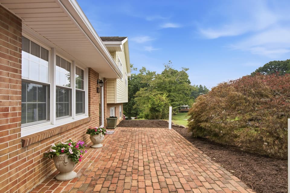 75 Walnut Drive NW, photo 4 of 40
