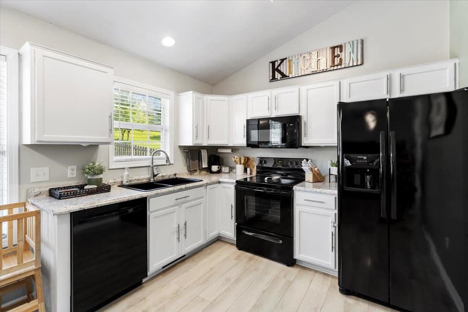 150 Sage Lane, photo 5 of 32