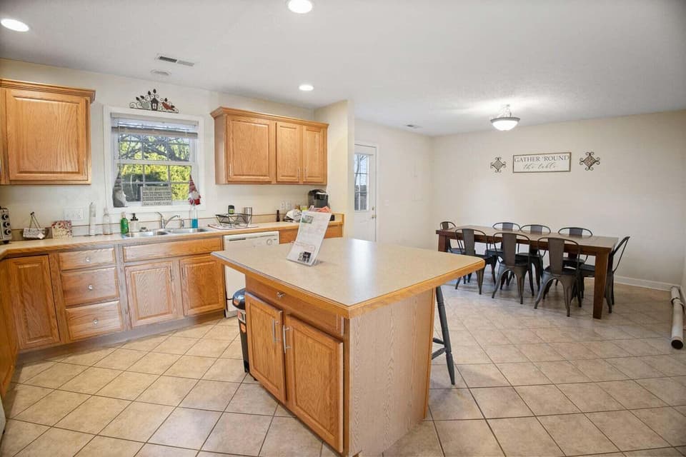 422 Miller St SE, photo 5 of 16
