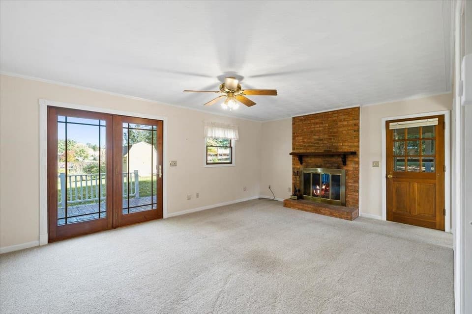 380 Walters Drive NW, photo 3 of 23