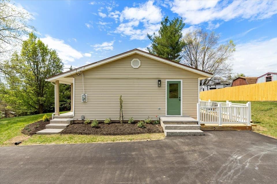 490 Sunnyside Lane NE, photo 31 of 39