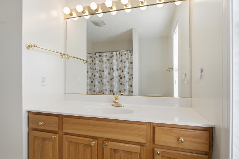 380 Oaktree Boulevard, photo 23 of 40