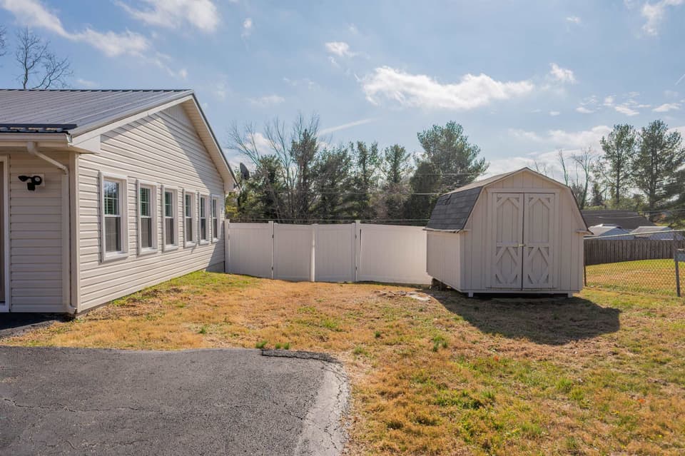 230 Montgomery Street NE, photo 6 of 40