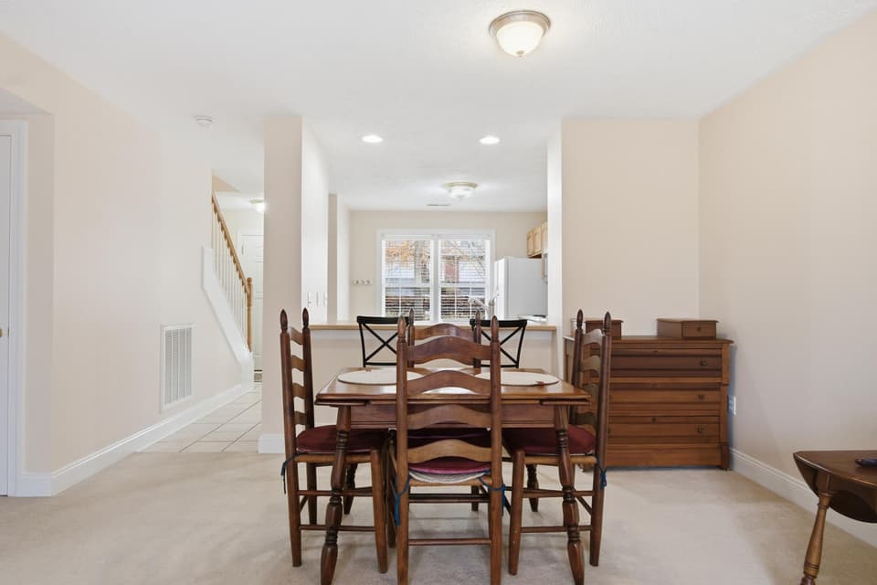565 Oaktree Boulevard, photo 14 of 31