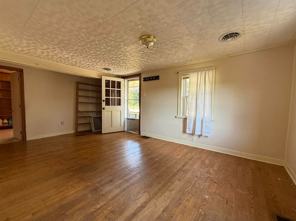 945 Montgomery Street, photo 6 of 31