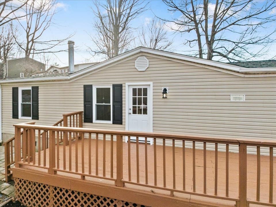 505 North Drive NE, photo 3 of 40