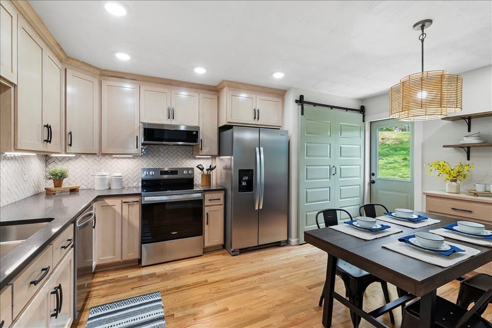 490 Sunnyside Lane NE, photo 7 of 39