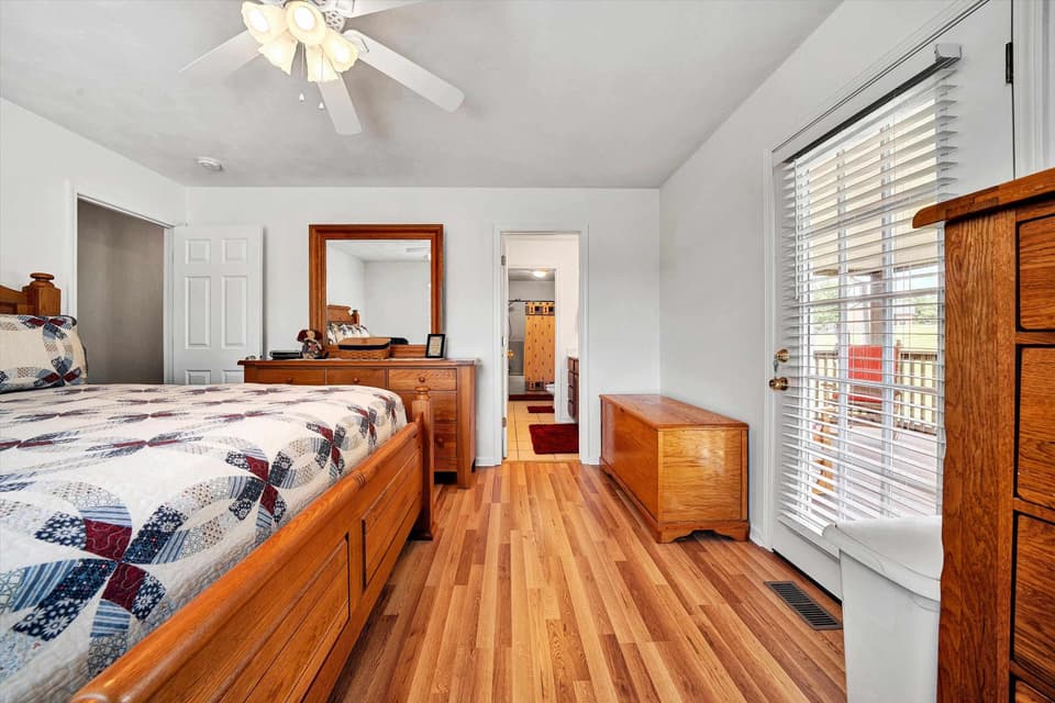 540 Harkrader Street, photo 11 of 35