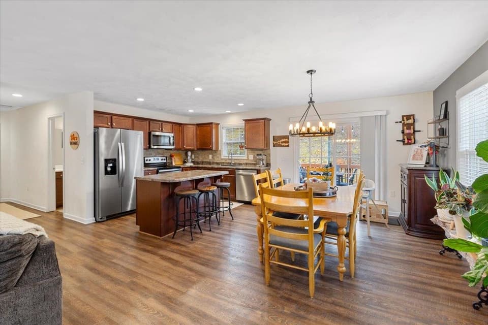 1041 St Clair Lane, photo 10 of 40