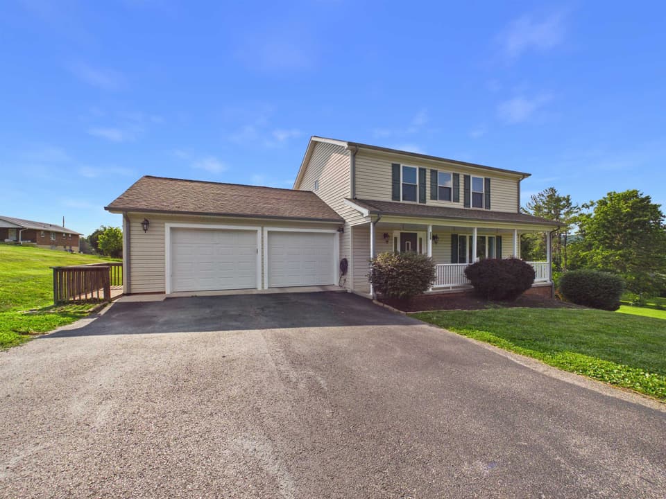209 Rolling Hills Drive, photo 3 of 40