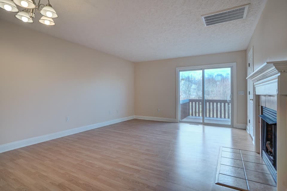 825 Oaktree Boulevard, photo 11 of 32