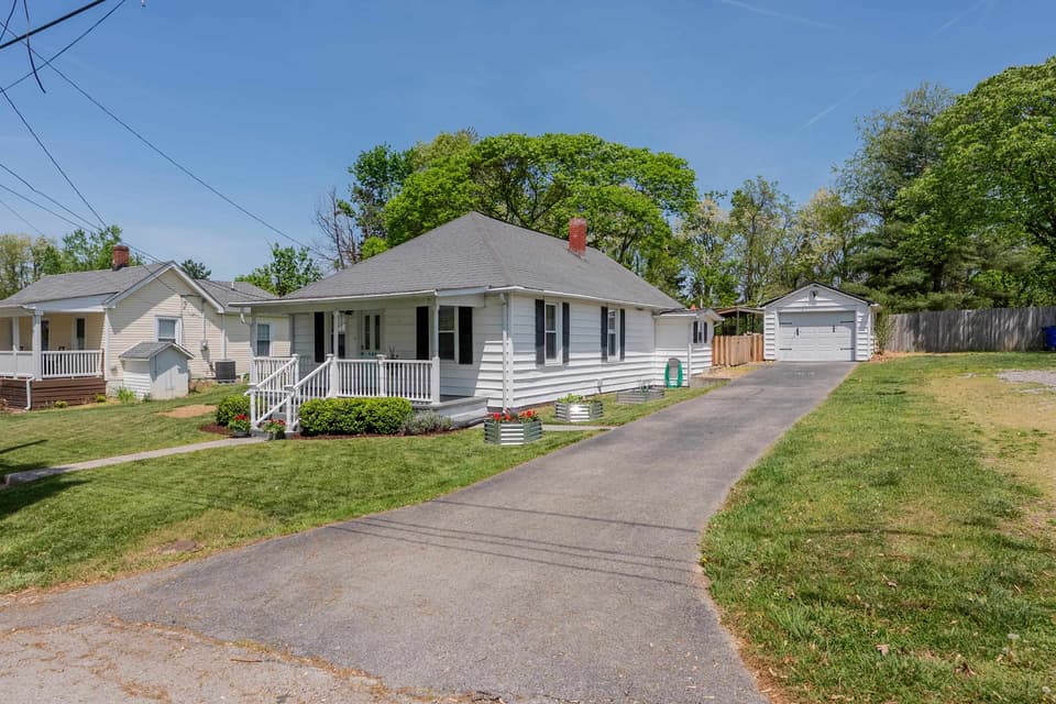 940 Forest Street, photo 2 of 40