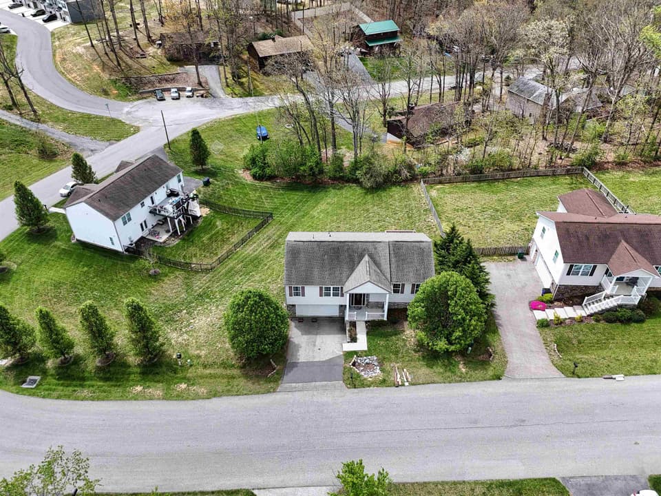1410 Sherwood Drive, photo 4 of 40