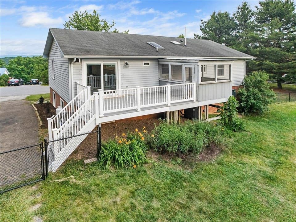 120 SE Howery Street, photo 5 of 40