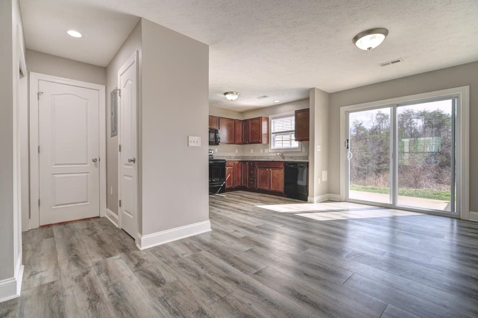 410 Twisted Oak Drive NW, photo 5 of 25