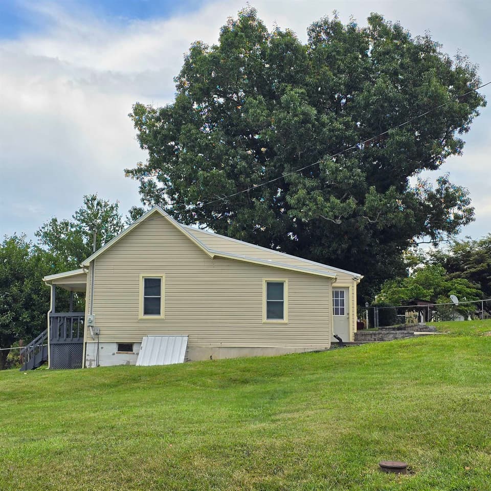 450 Wades Lane, photo 3 of 35