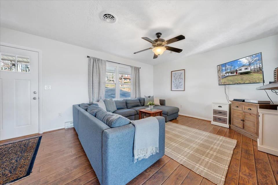 1100 Flint Drive, photo 4 of 37