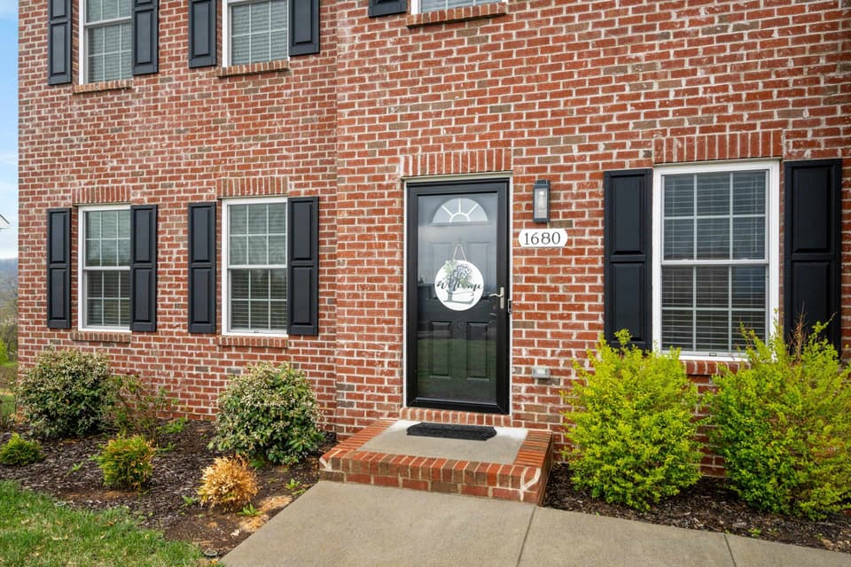 1680 Diana Drive, photo 3 of 40