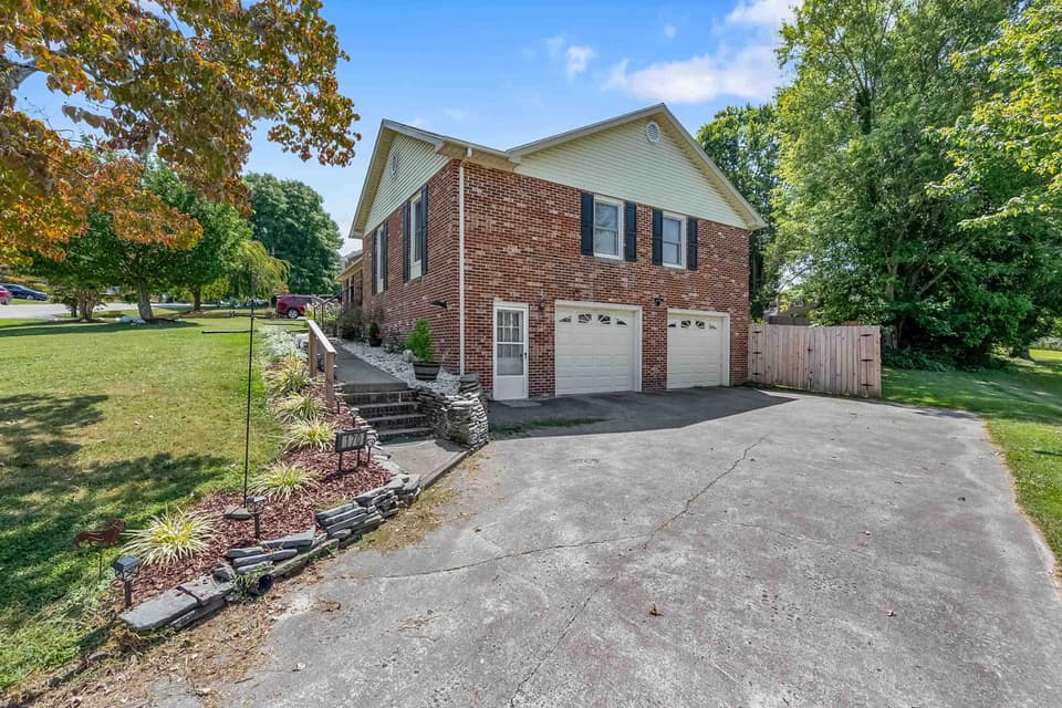 170 Briarwood Drive, photo 38 of 40