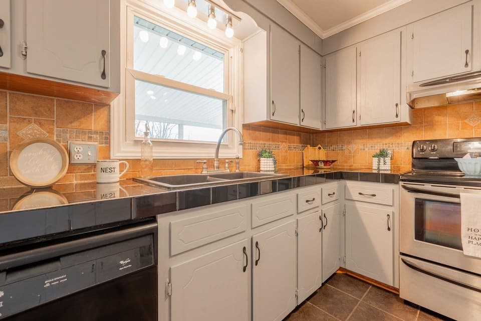 1145 Spruce Street, photo 7 of 34