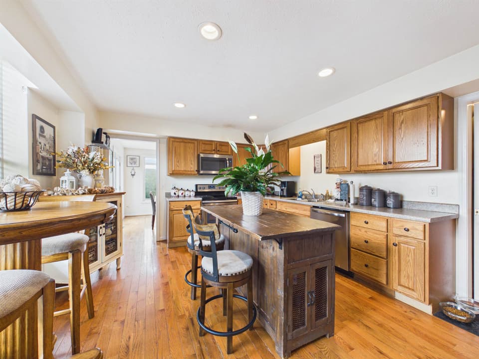 209 Rolling Hills Drive, photo 16 of 40