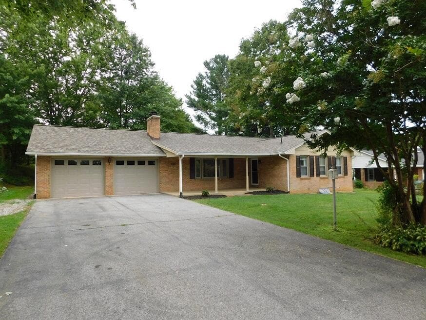 310 Hickory Dr SW, photo 3 of 30
