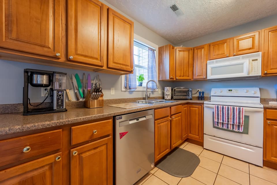 325 Oaktree Boulevard, photo 10 of 35