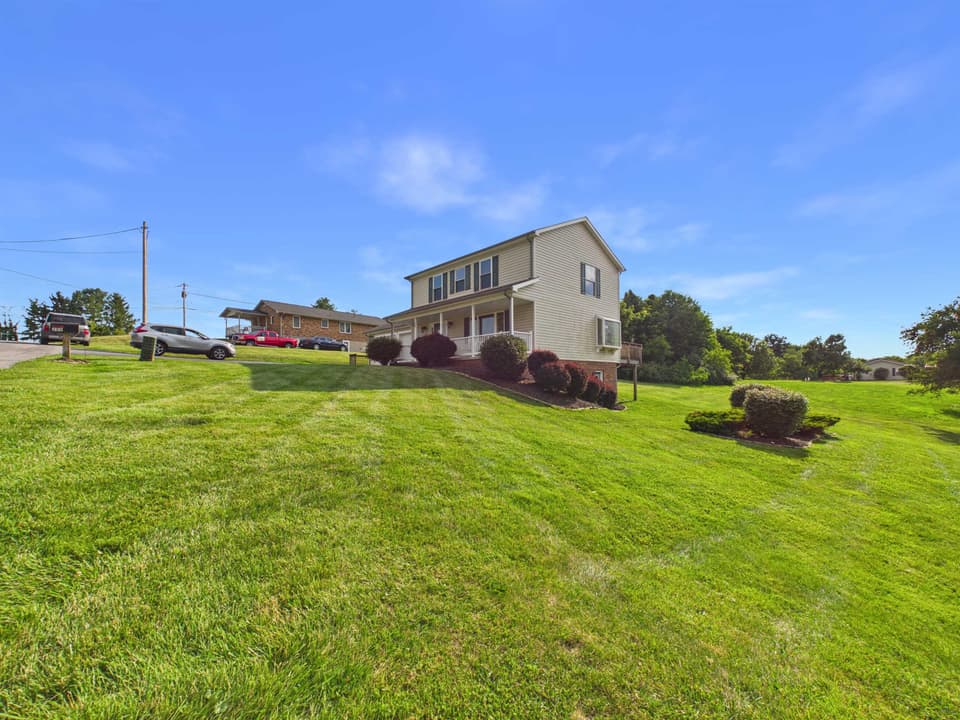 209 Rolling Hills Drive, photo 10 of 40