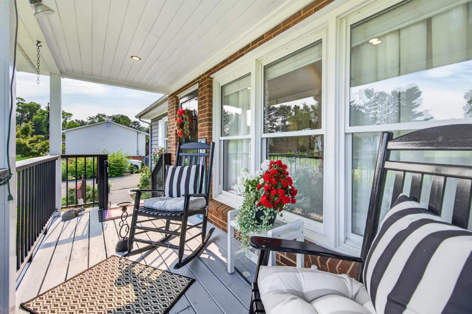 2405 Glade Drive SE, photo 6 of 40