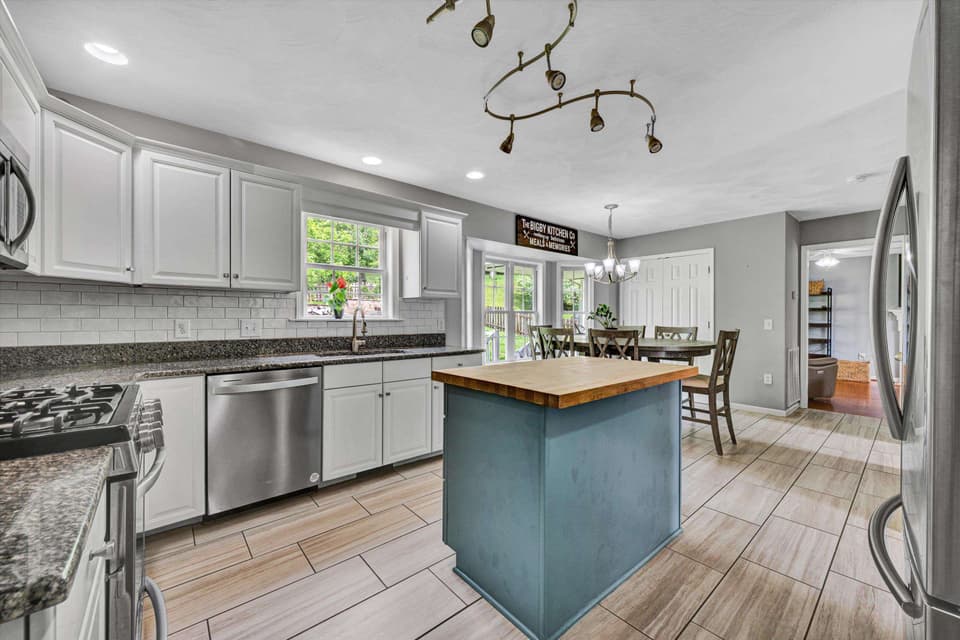 135 Sapphire Avenue, photo 16 of 40