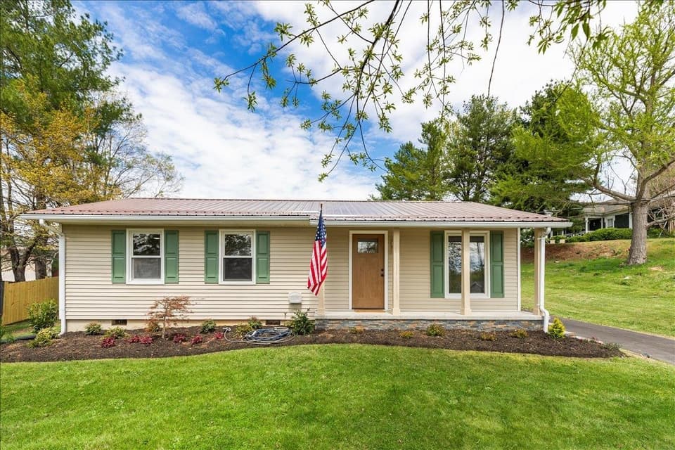 490 Sunnyside Lane NE, photo 3 of 39