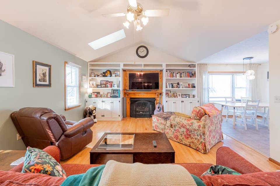 225 Pelham Lane, photo 10 of 40