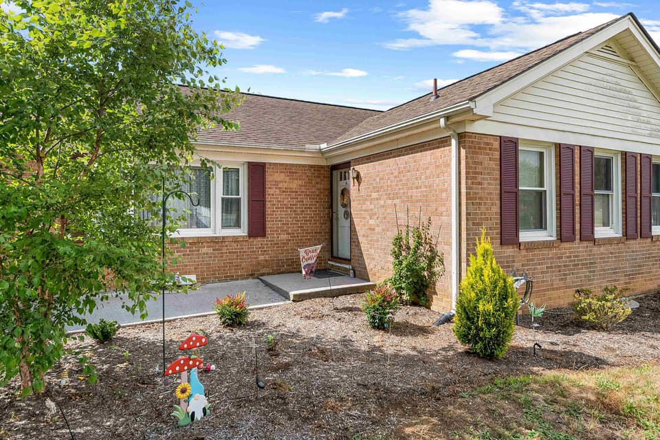 195 Ash Drive, photo 9 of 40