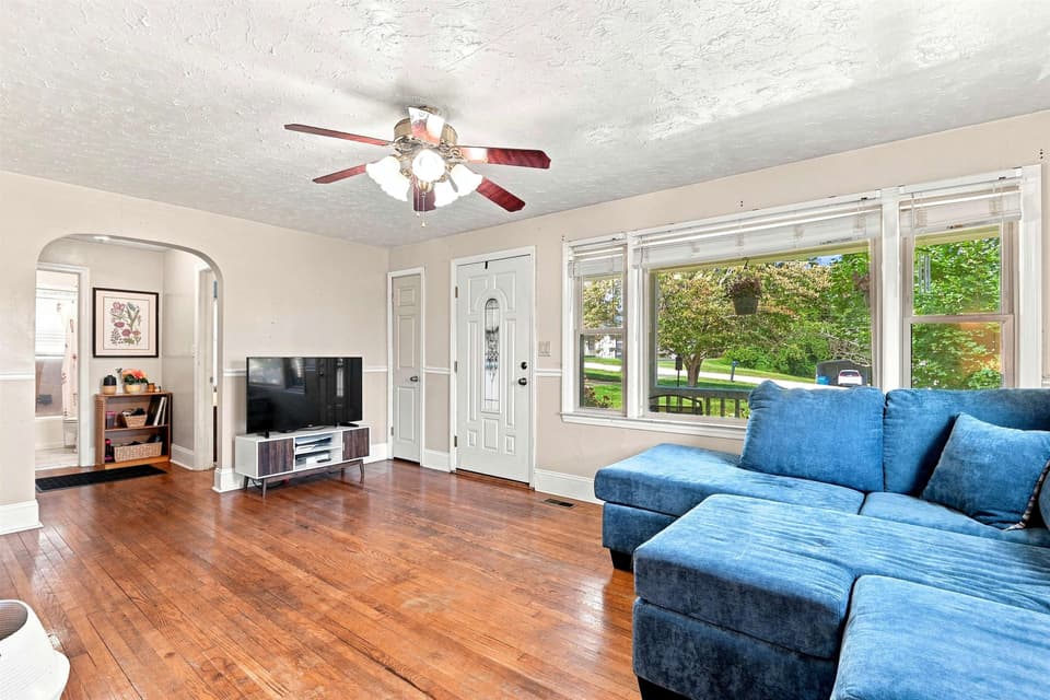 105 Ellett Drive SE, photo 8 of 37