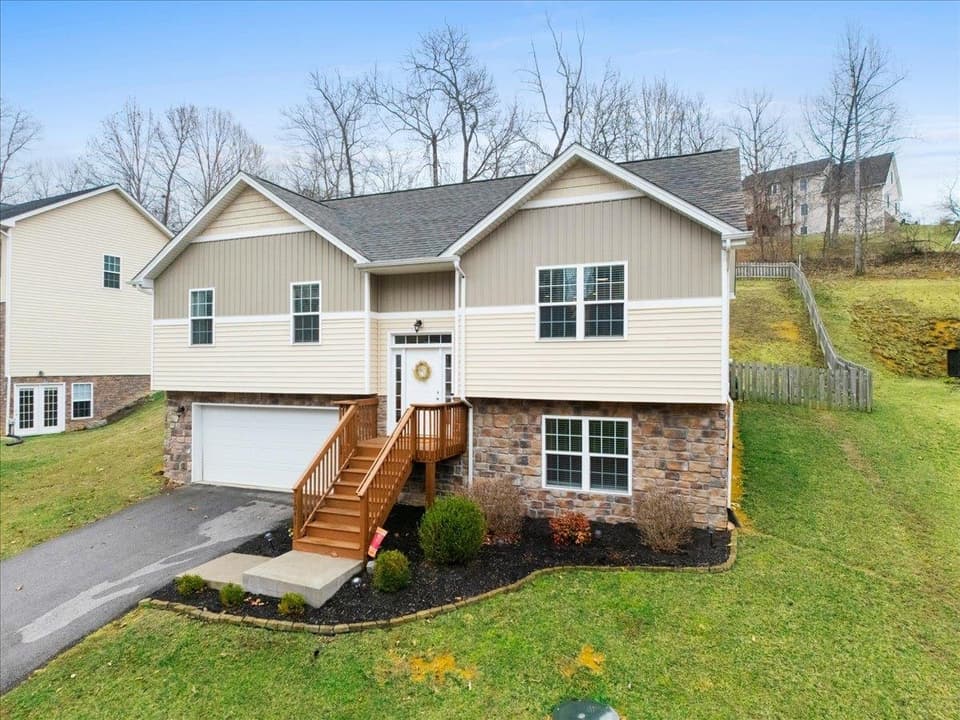 1041 St Clair Lane, photo 3 of 40