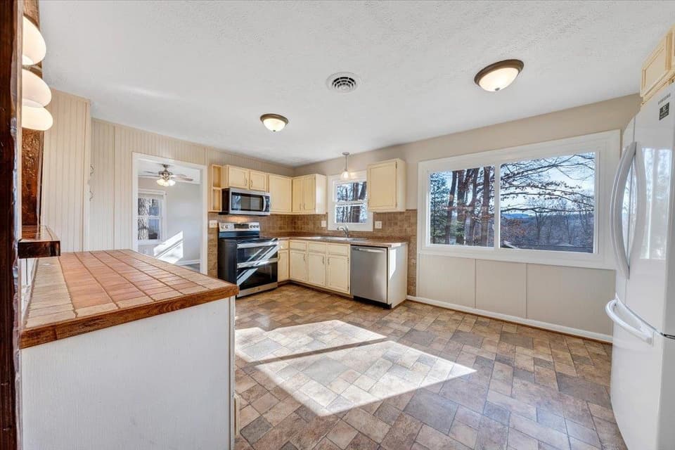 1100 Flint Drive, photo 10 of 40