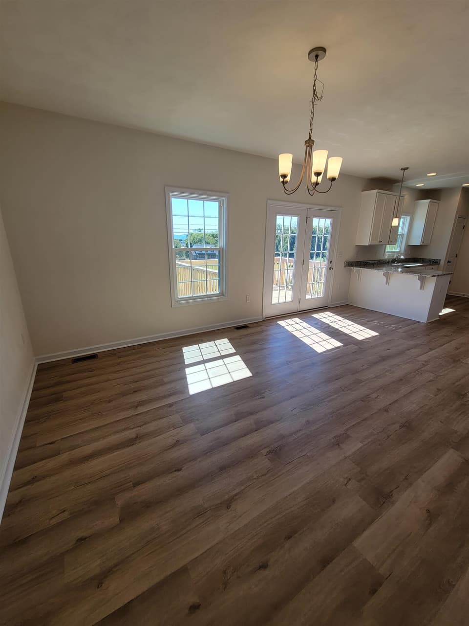 990 Holland Loop, photo 5 of 10