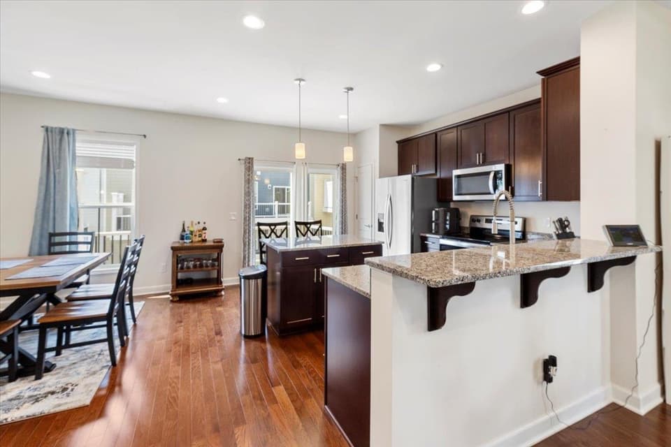 325 John Adams Drive, photo 16 of 40