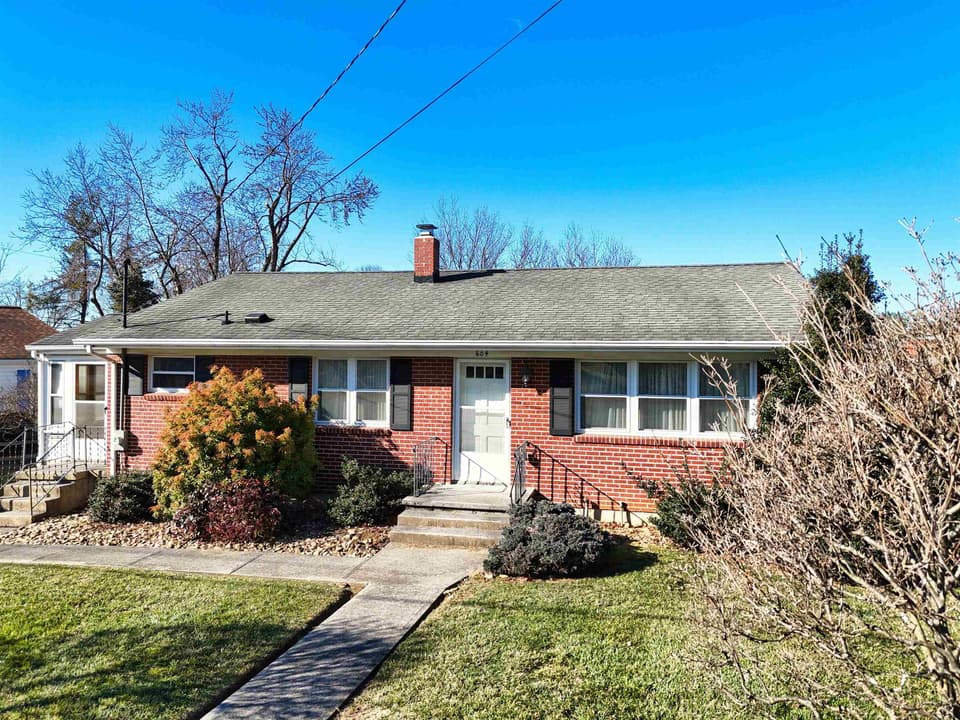 604 E Main Street, photo 4 of 40