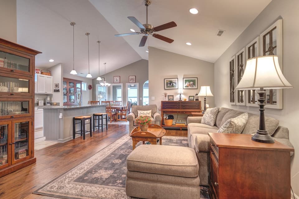2160 Glade Drive SE, photo 2 of 40