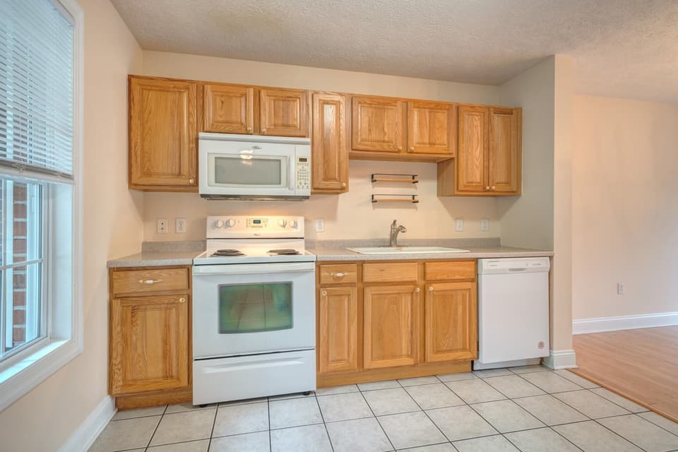 815 Oaktree Boulevard, photo 15 of 30