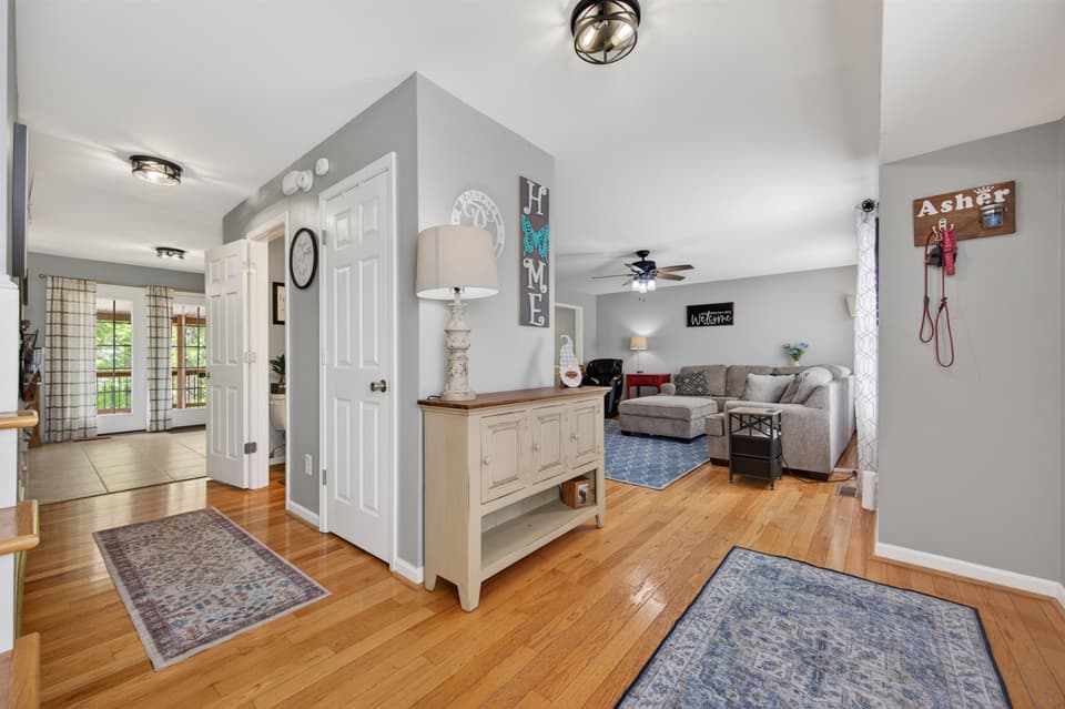 1555 Diana Drive, photo 5 of 40