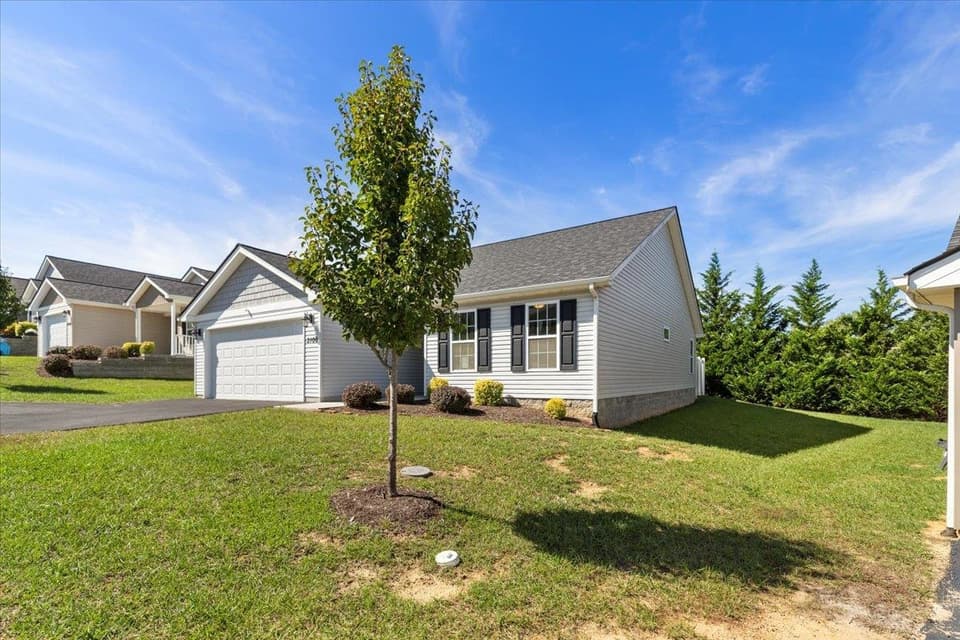 2100 Glade Drive SE, photo 7 of 40
