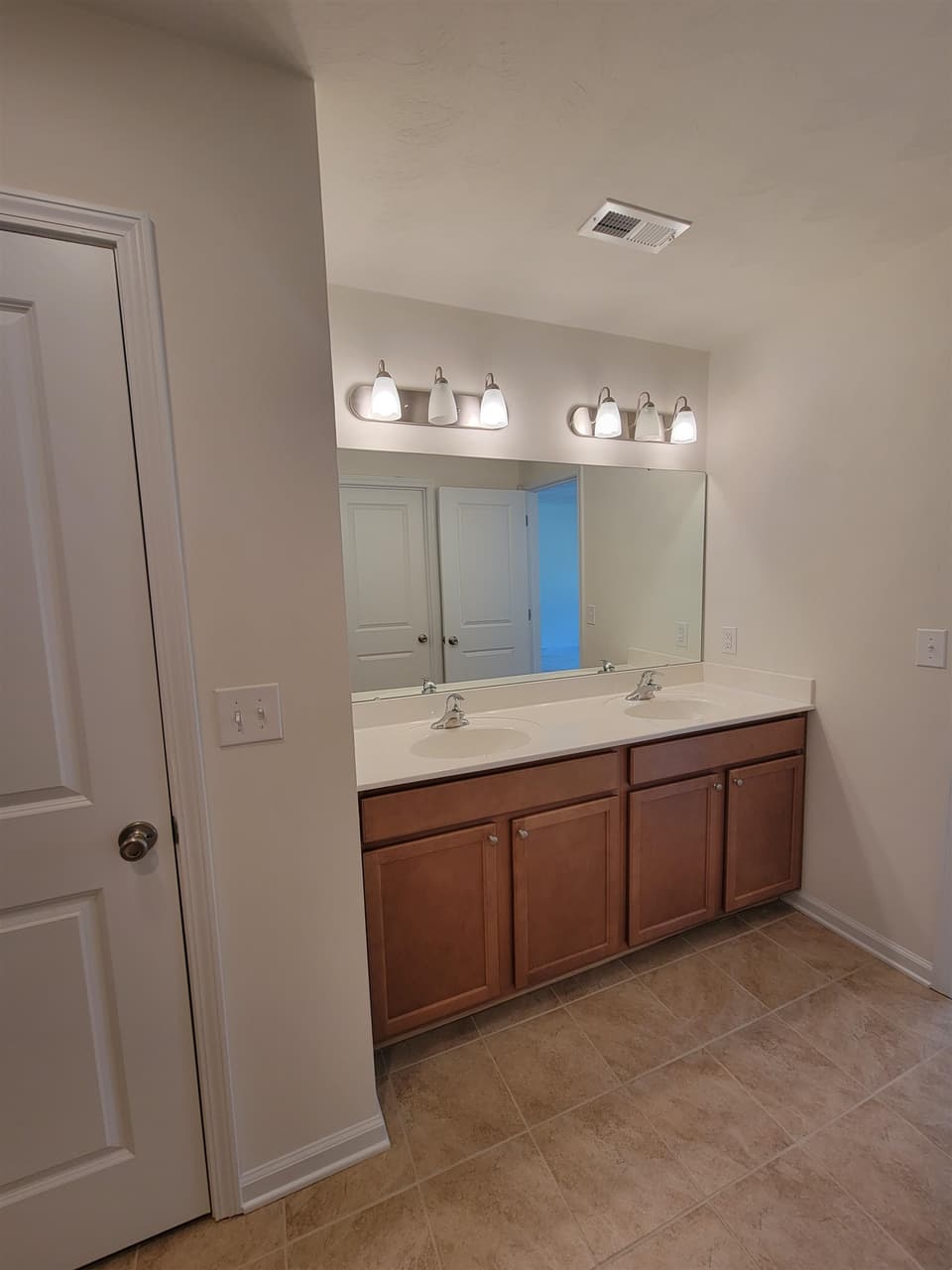990 Holland Loop, photo 8 of 10