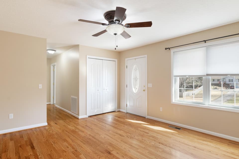 835 College Street, photo 3 of 33