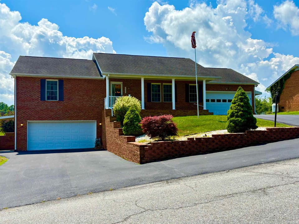 2355 Giles Drive SE, photo 2 of 40