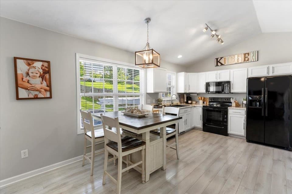 150 Sage Lane, photo 4 of 32