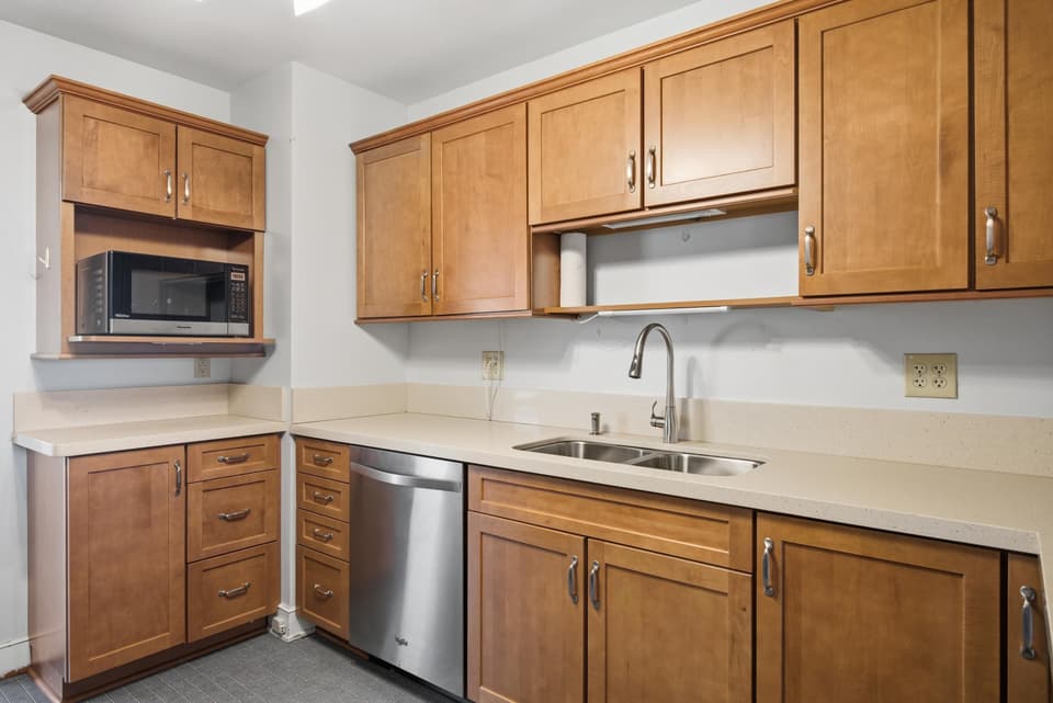 205 Roundhill Drive, photo 23 of 40